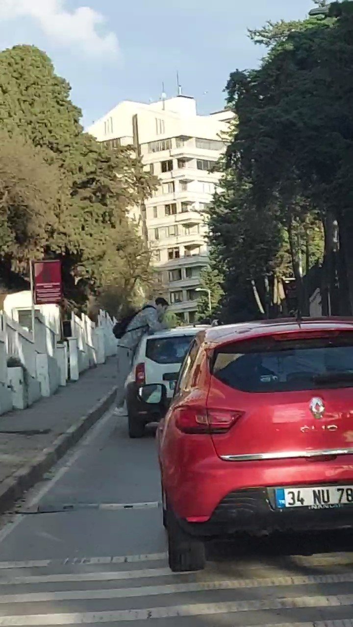 Kadıköy’de otomobilin çatısına asılan gençlerin tehlikeli yolculuğu