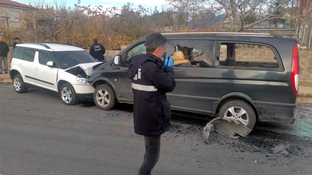 Husumetlisinin aracına çarparak durdurdu, sonra bıçakladı