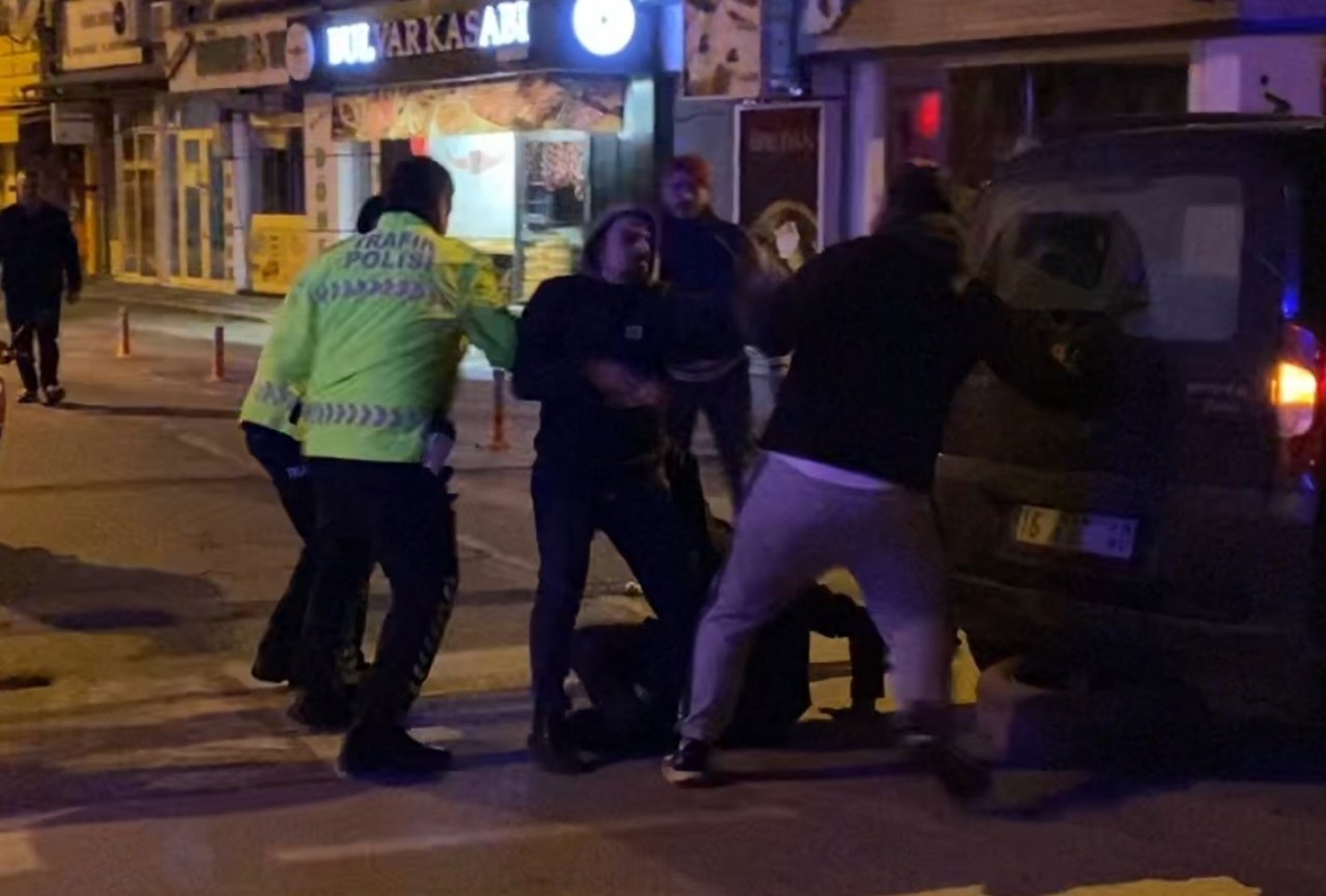 Kazanın ardından tekmeli yumruklu kavga kamerada