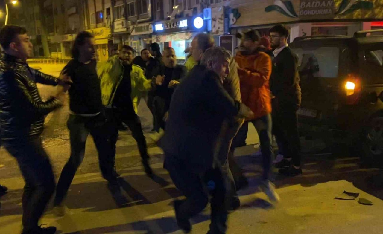 Kazanın ardından tekmeli yumruklu kavga kamerada