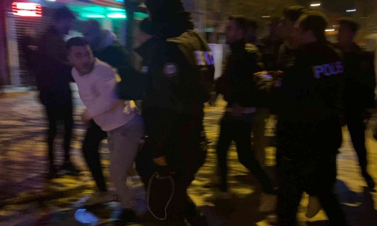 Kazanın ardından tekmeli yumruklu kavga kamerada