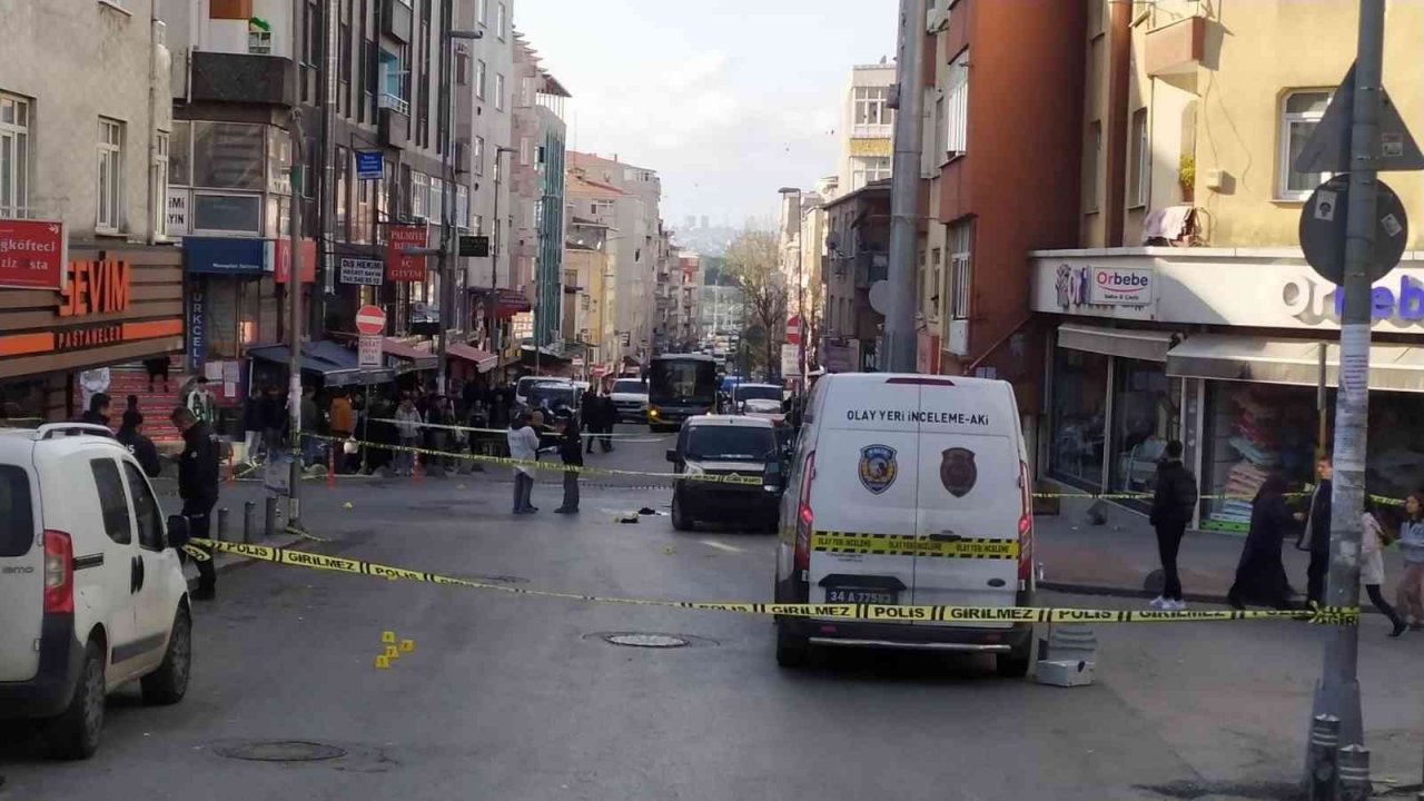 Küçükçekmece’de kız kaçırma kavgası kamerada: 3 yaralı