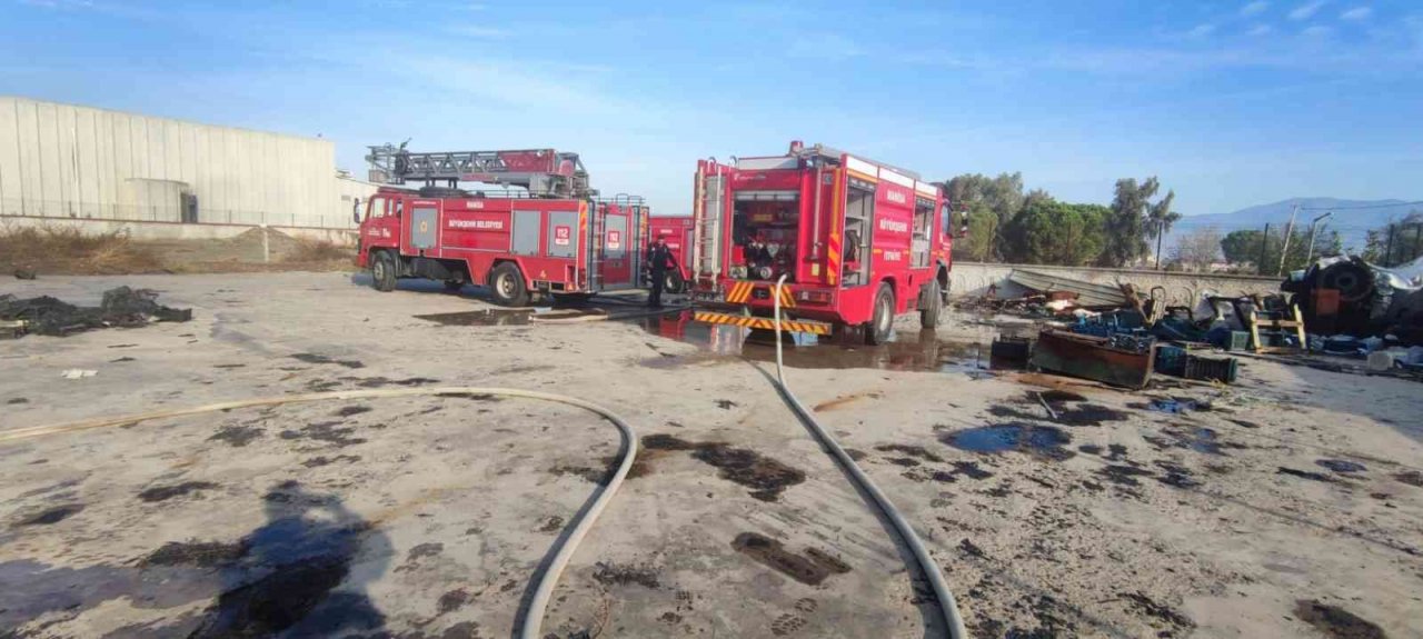 Alaşehir’de plastik kasa fabrikasında yangın