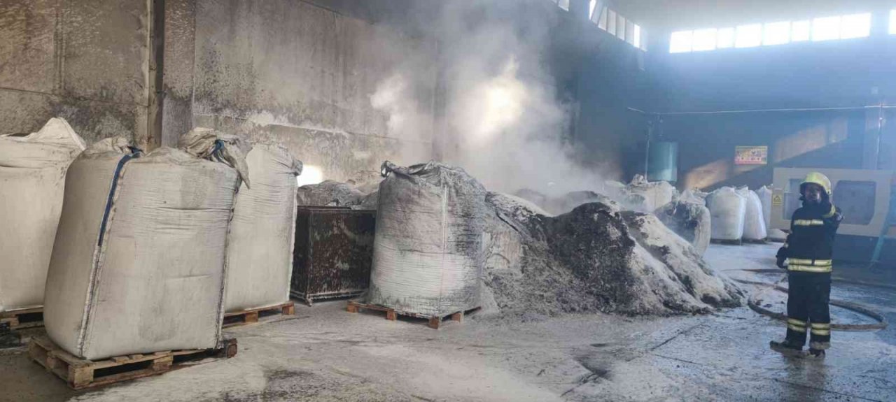 Alaşehir’de plastik kasa fabrikasında yangın