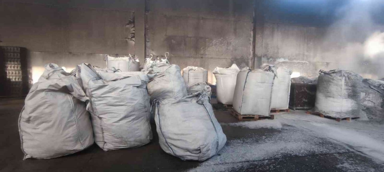 Alaşehir’de plastik kasa fabrikasında yangın