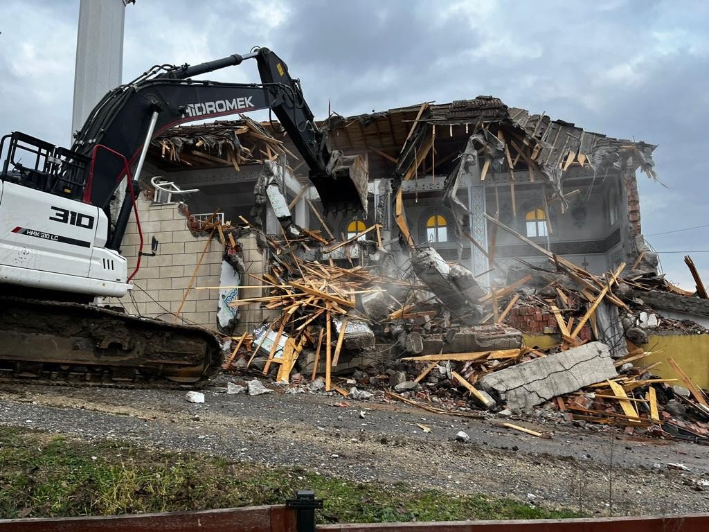 Cumayeri’nde acil yıkım kararı alınan yerler yıkılıyor