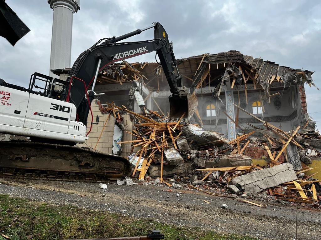 Cumayeri’nde acil yıkım kararı alınan yerler yıkılıyor