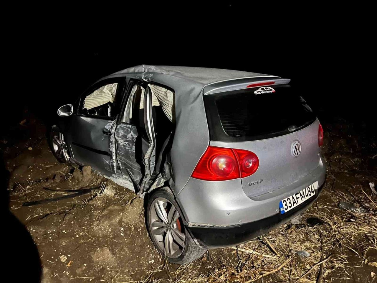 Tırın çarpıp şarampole savurduğu otomobilde 5 kişi yaralandı