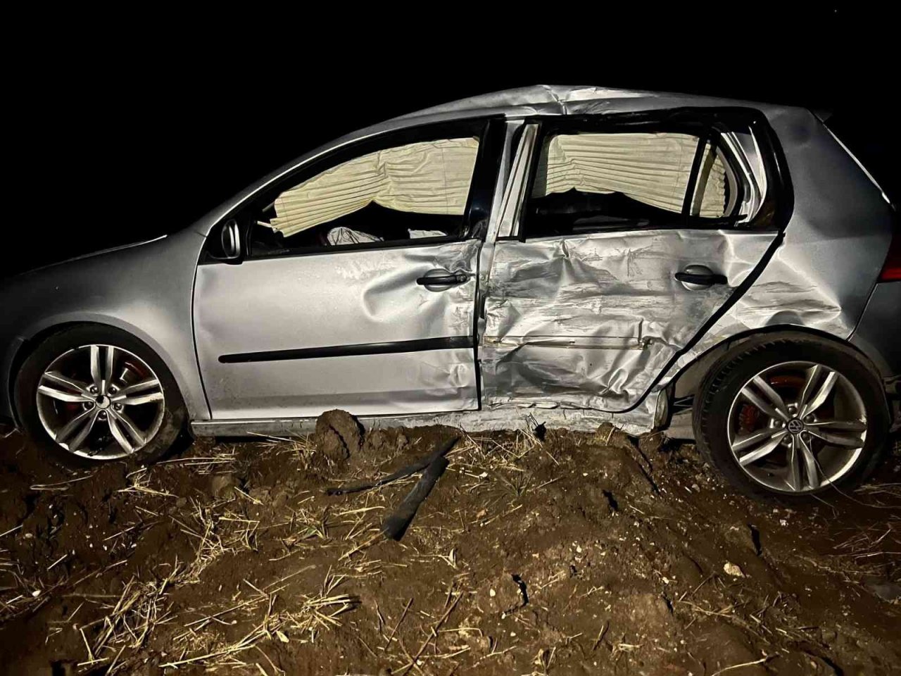 Tırın çarpıp şarampole savurduğu otomobilde 5 kişi yaralandı