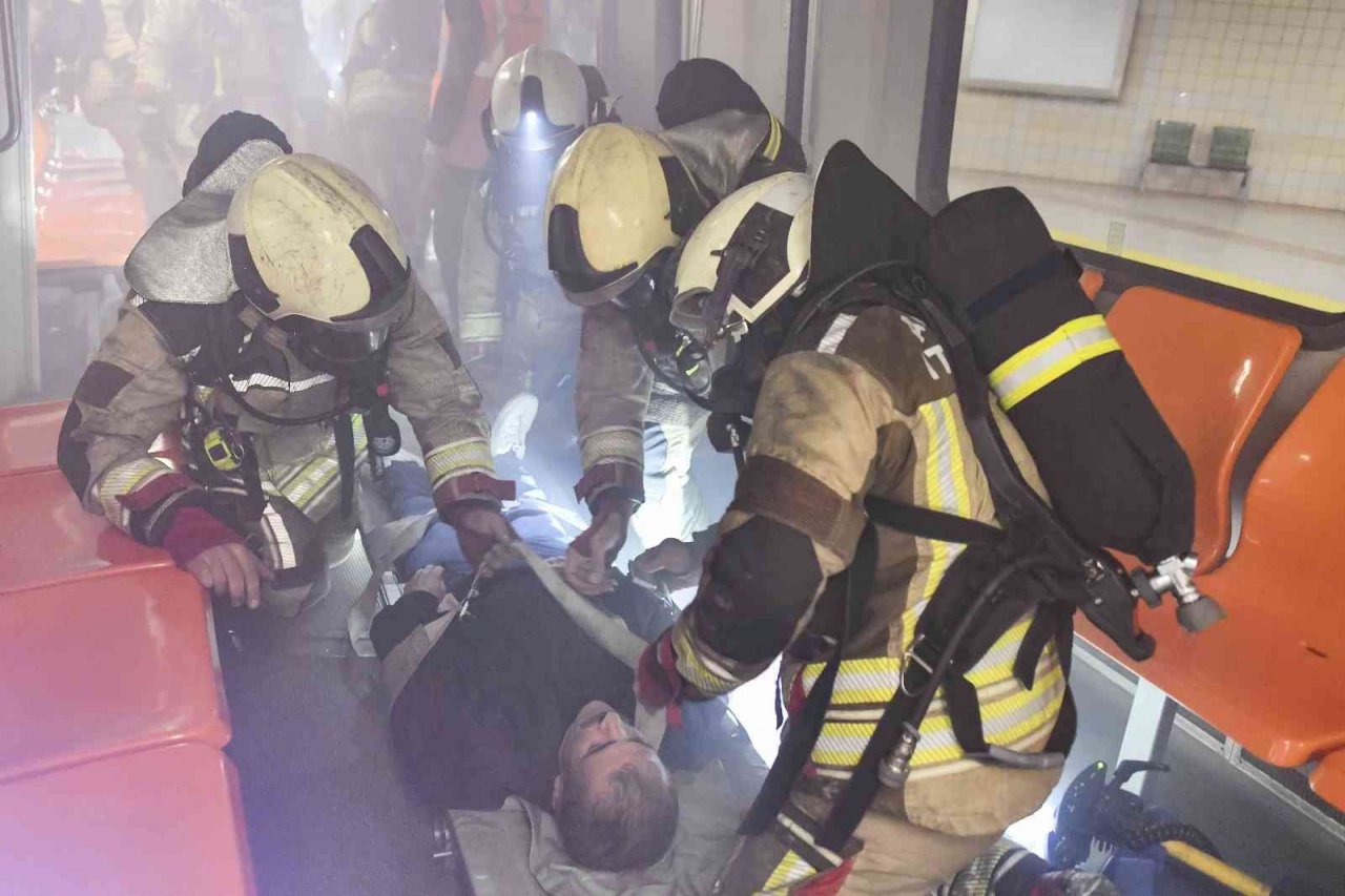 Trende yangın ve yolcu kurtarma tatbikatı gerçeğini aratmadı
