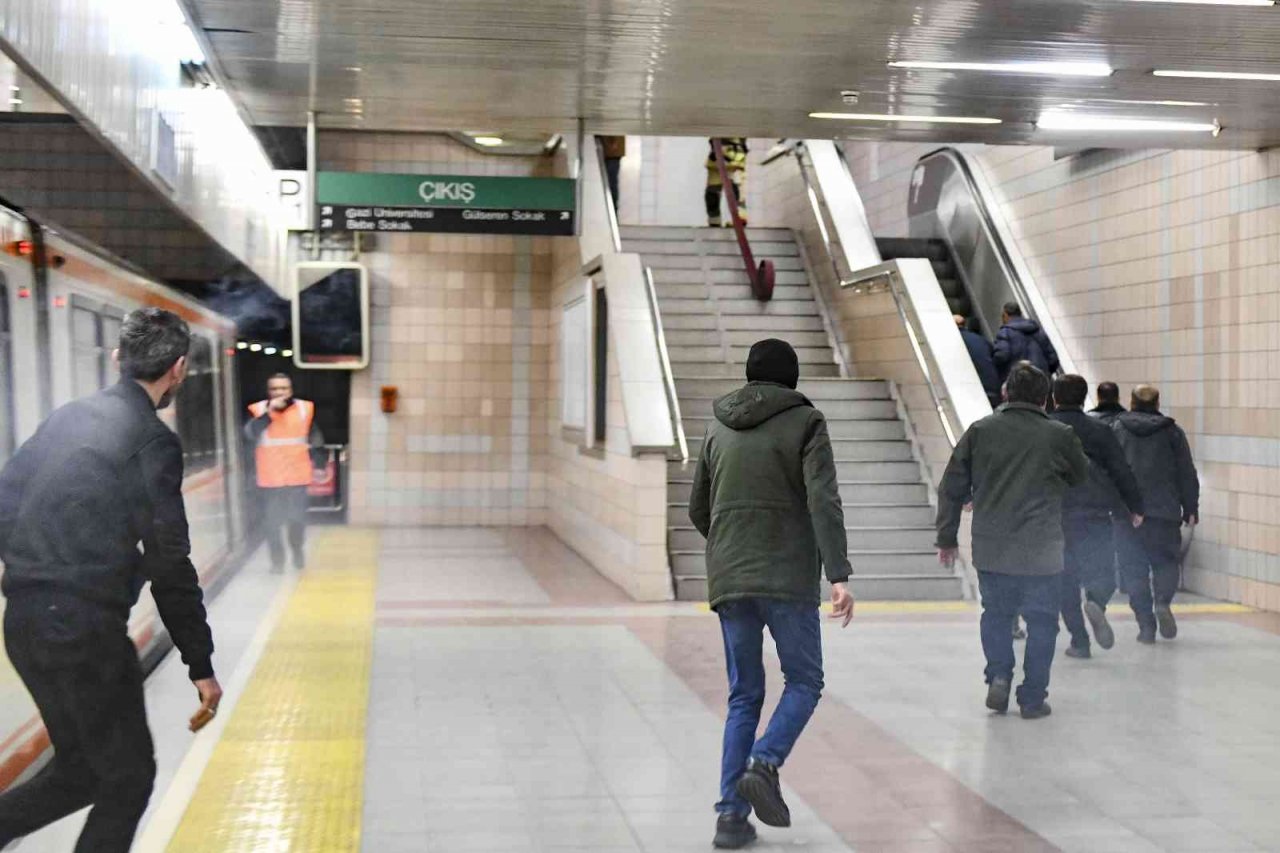 Trende yangın ve yolcu kurtarma tatbikatı gerçeğini aratmadı
