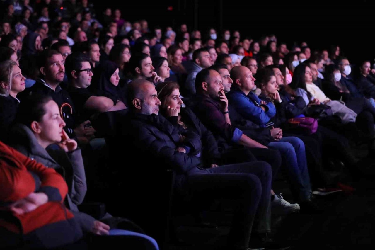 ‘Huysuz’ AŞT Doğu Garajı Sahnesi’nde ilk kez perde açtı