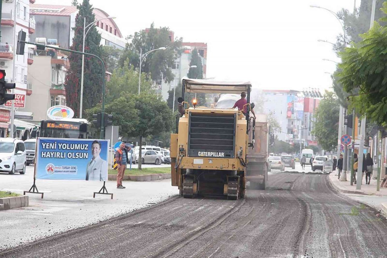 Döşemealtı’nda Atatürk Caddesi’ne sıcak asfalt