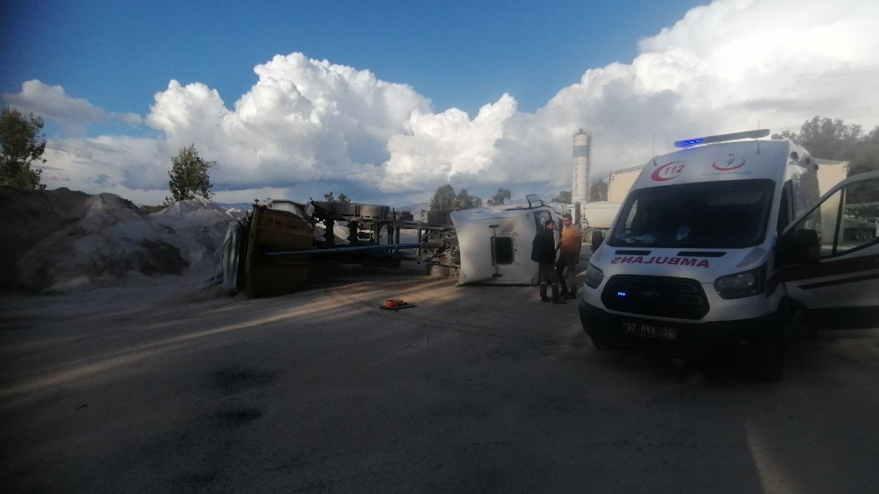 Hazır beton şantiyesinde kum boşaltan kamyon devrildi