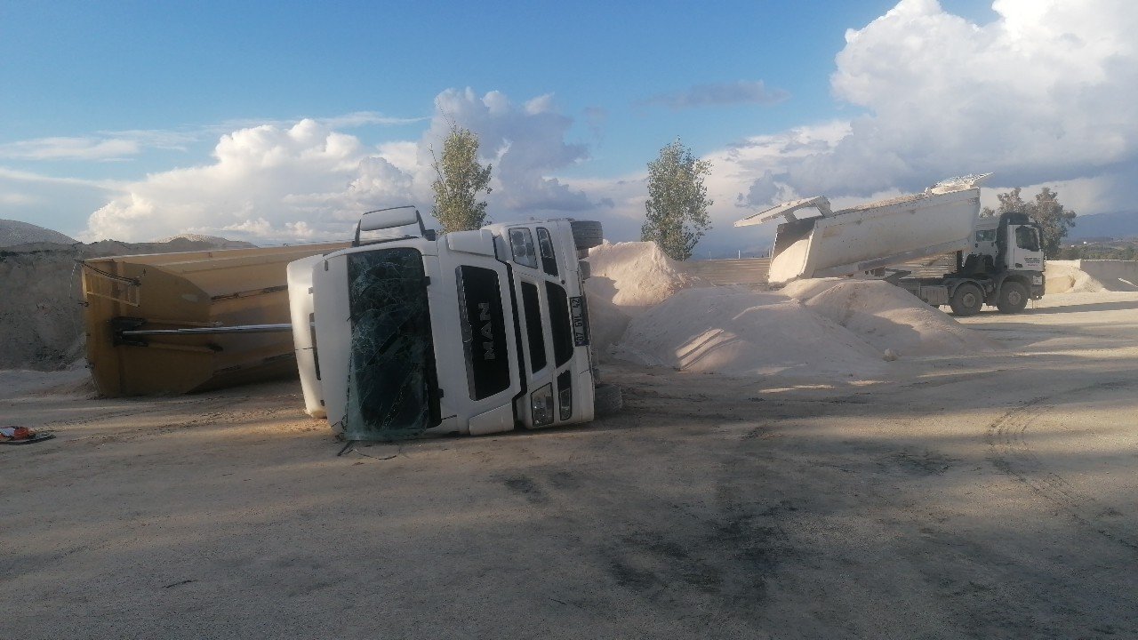 Hazır beton şantiyesinde kum boşaltan kamyon devrildi