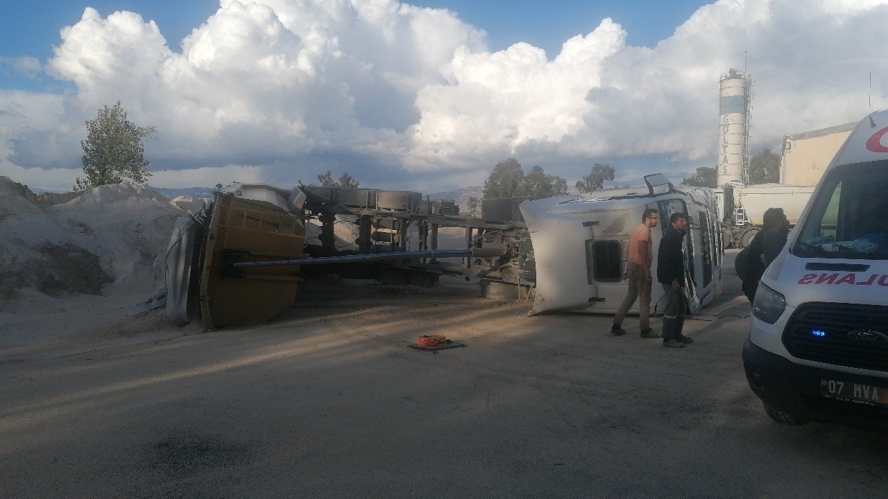 Hazır beton şantiyesinde kum boşaltan kamyon devrildi