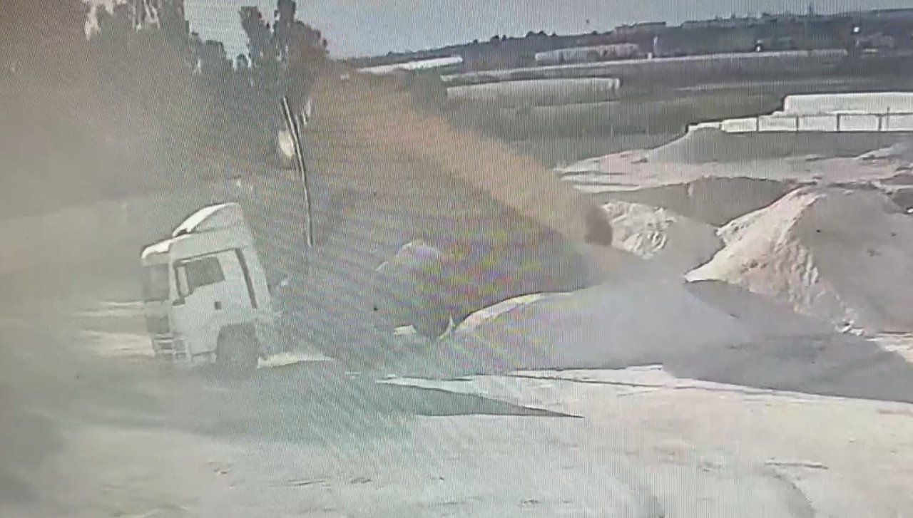 Hazır beton şantiyesinde kum boşaltan kamyon devrildi