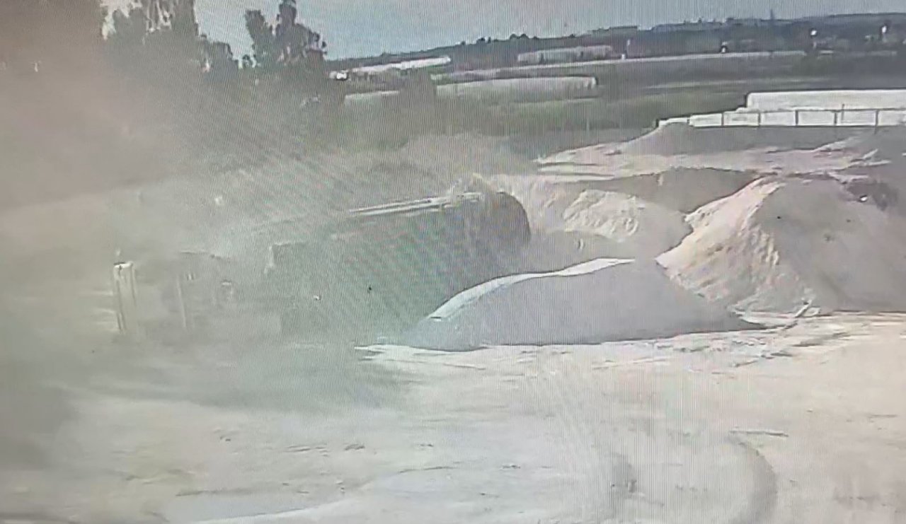 Hazır beton şantiyesinde kum boşaltan kamyon devrildi