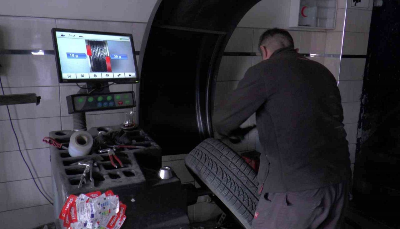 Bayburt’ta lastikçilerden ’kar yağmadan kış lastiği taktırın’ çağrısı