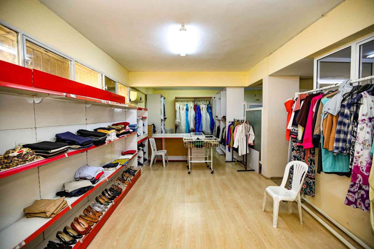 Bayraklı’da sosyal marketler yüzleri güldürüyor