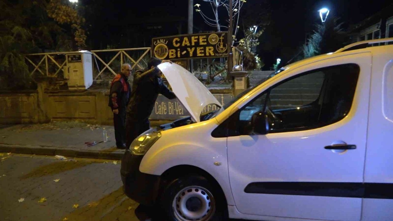 Isınmak için girdiği motor bölümünde mahsur kalan kedi kurtarıldı