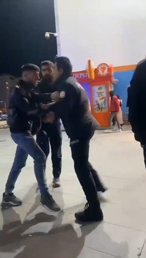 AVM’de kavga anları kameraya yansıdı