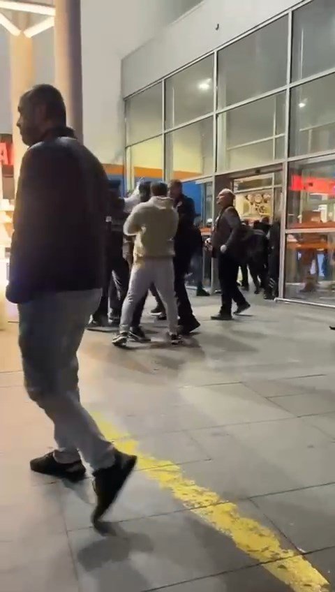 AVM’de kavga anları kameraya yansıdı