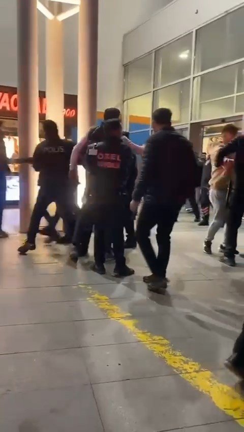 AVM’de kavga anları kameraya yansıdı