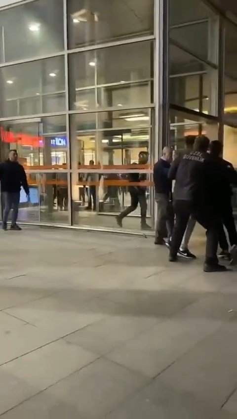 AVM’de kavga anları kameraya yansıdı