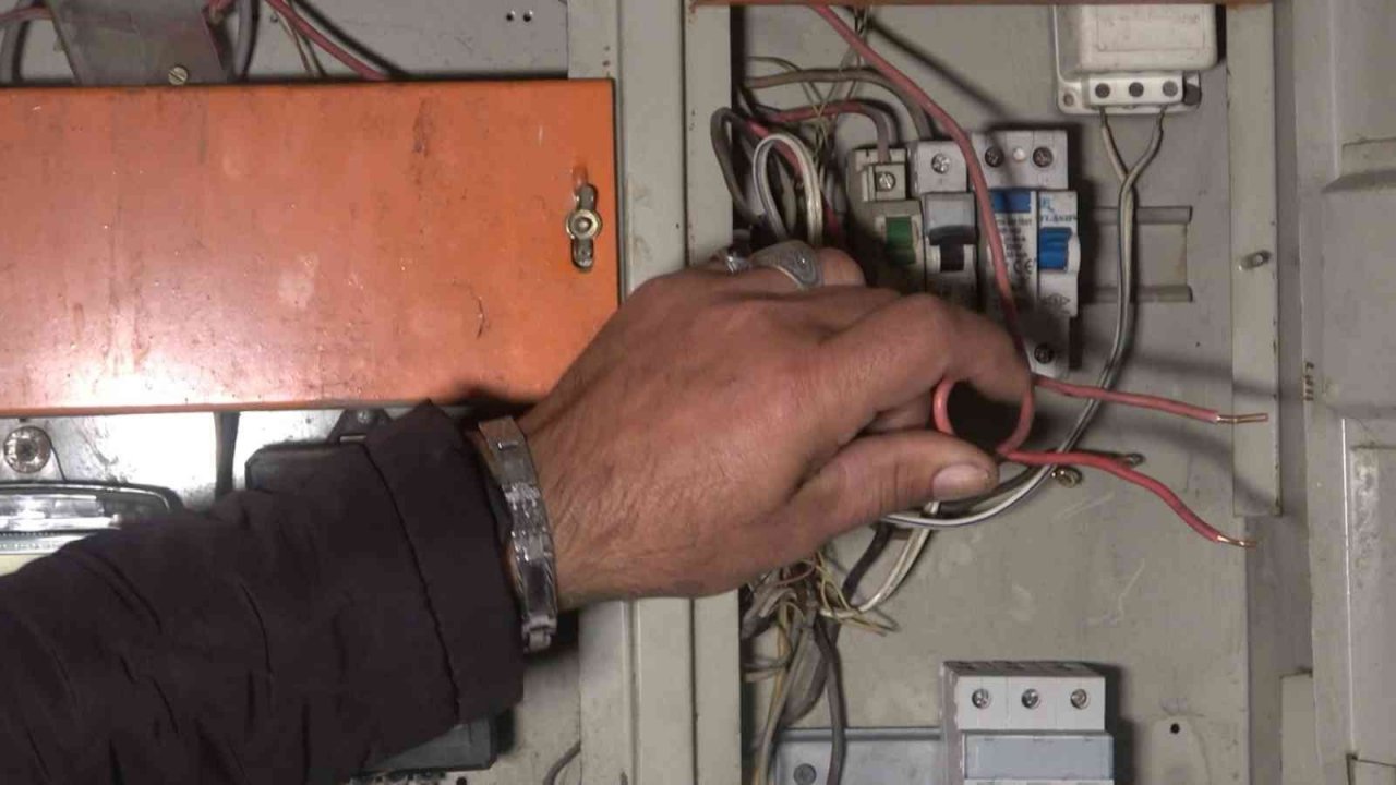 Ev sahibi çıkarmak istediği kiracılarını karanlıkta susuz ve elektriksiz bıraktı