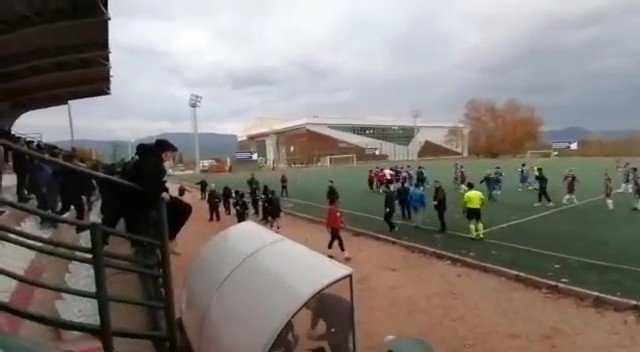 Bursa’da amatör maçta bir polis ile bir futbolcu yaralandı