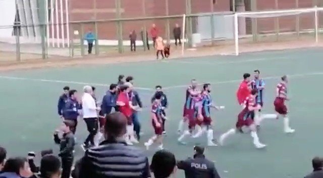Bursa’da amatör maçta bir polis ile bir futbolcu yaralandı