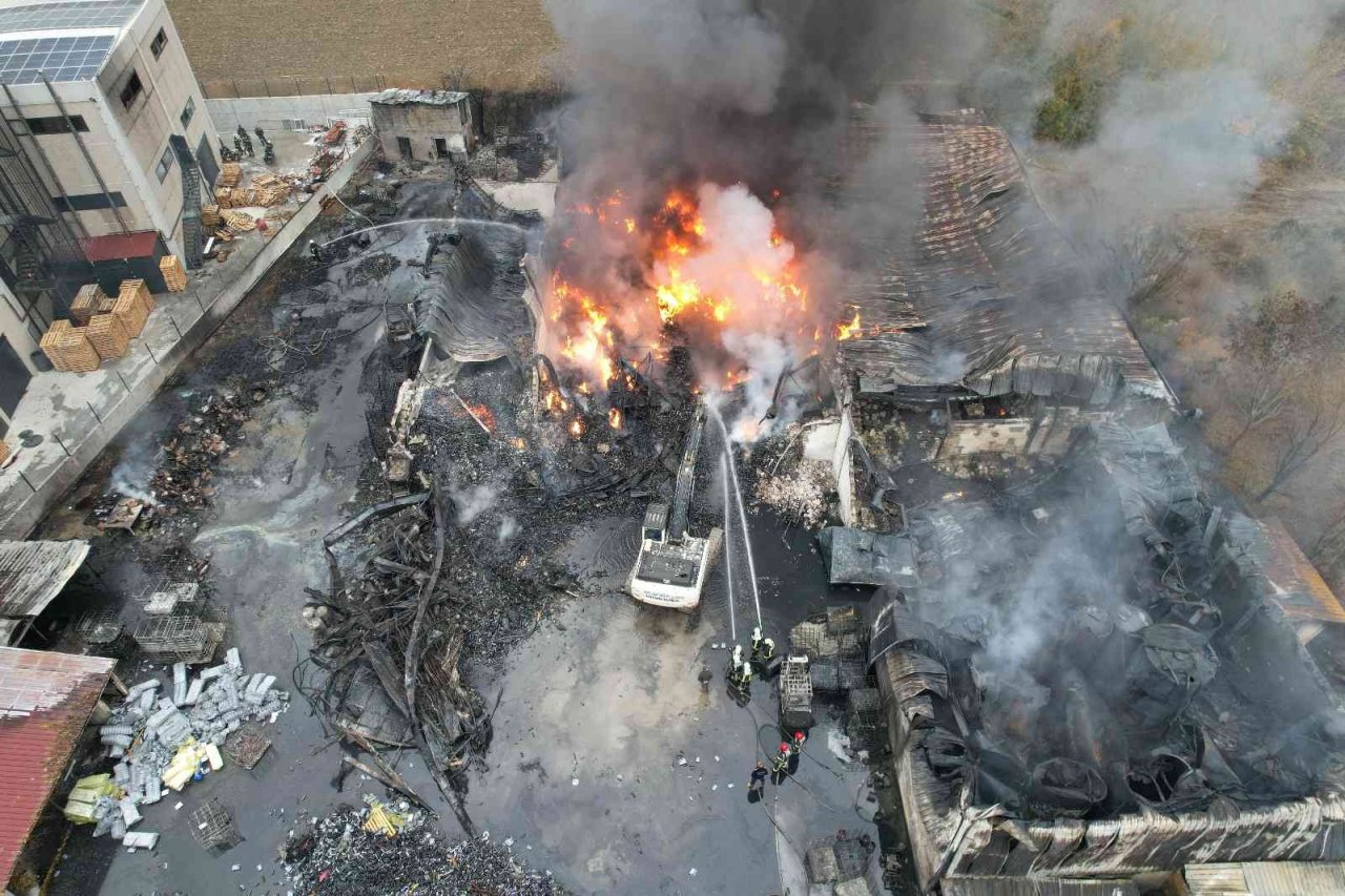 Kimya fabrikasında çıkan yangın 4 saat sonra kontrol altına alındı