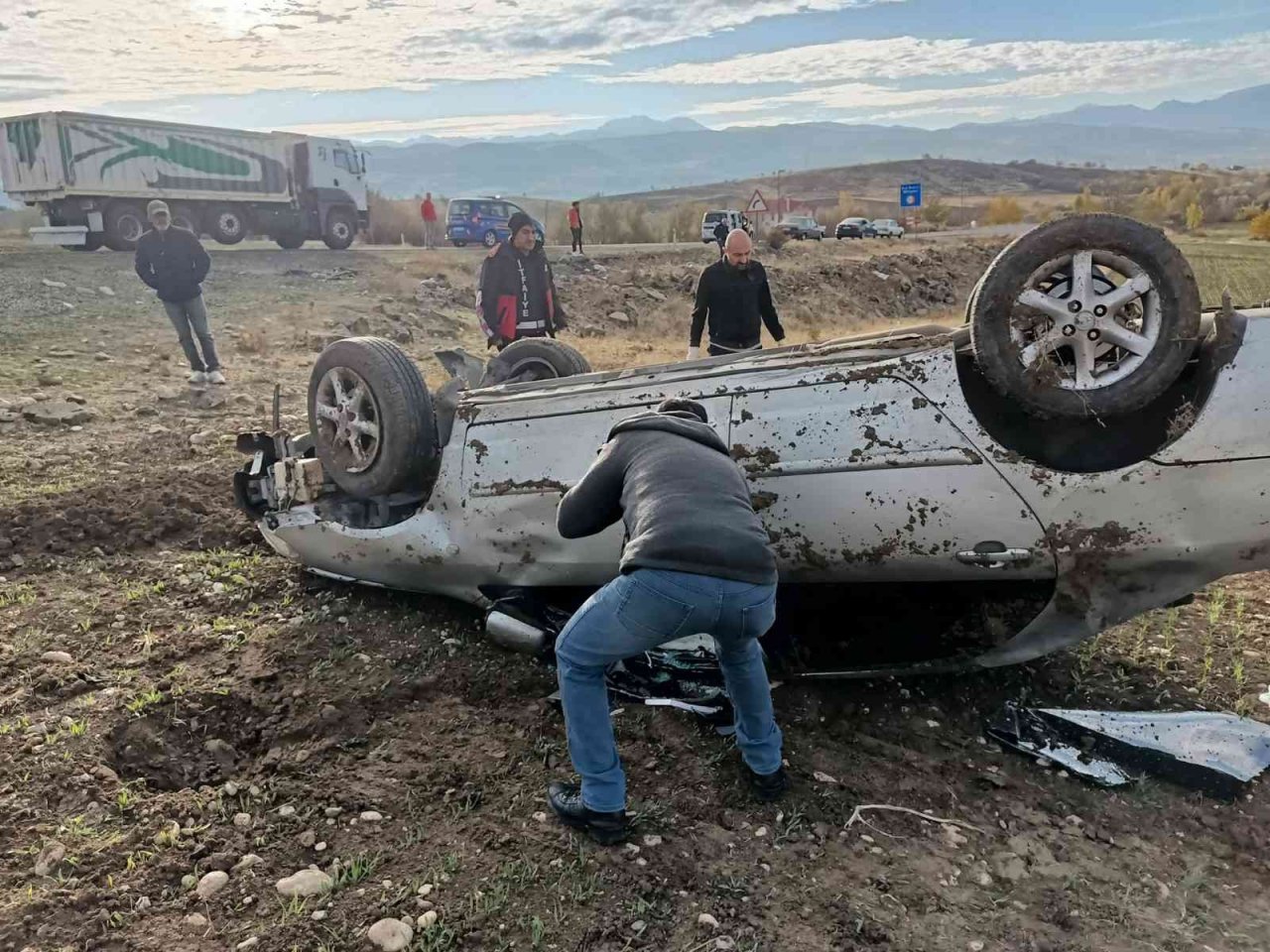 Elazığ’da otomobil takla attı: 2 yaralı