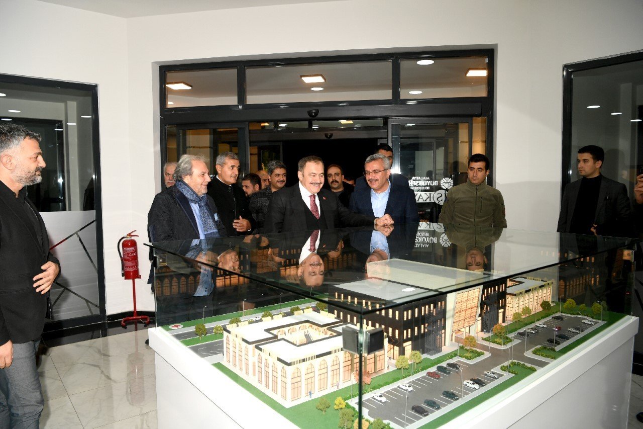 Eroğlu’ndan Dünya Kayısı Ticaret Merkezine övgü