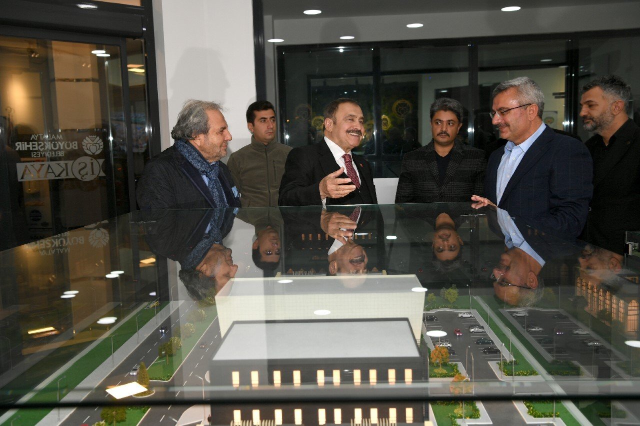 Eroğlu’ndan Dünya Kayısı Ticaret Merkezine övgü