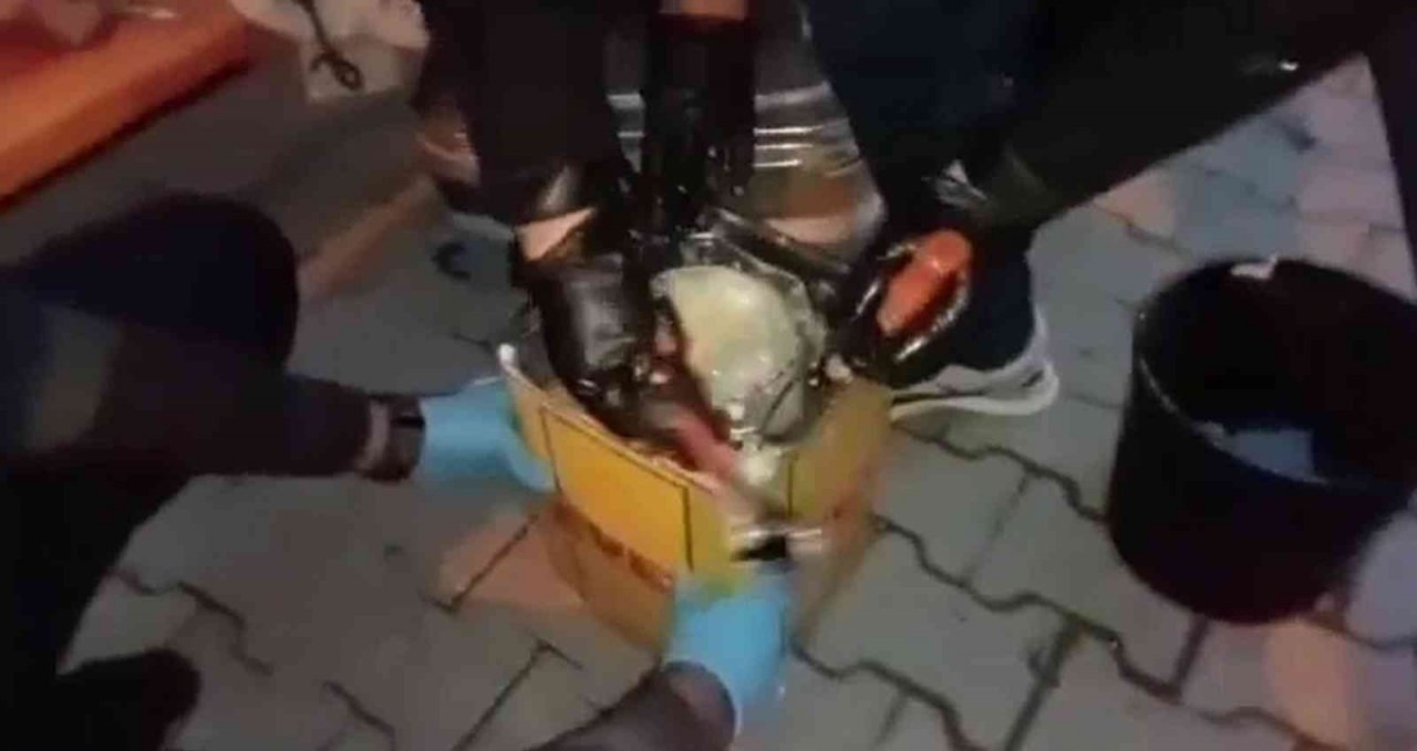 Otomobilde yağ tenekelerine gizlenmiş 6 kilo 850 gram esrar ele geçirildi: 3 gözaltı