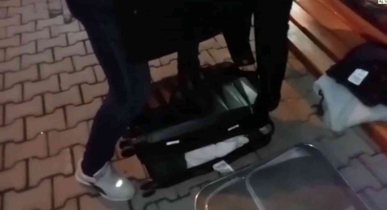 Otomobilde yağ tenekelerine gizlenmiş 6 kilo 850 gram esrar ele geçirildi: 3 gözaltı