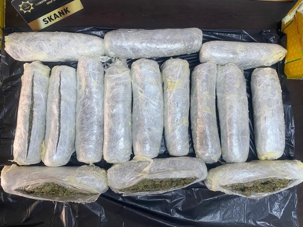 Otomobilde yağ tenekelerine gizlenmiş 6 kilo 850 gram esrar ele geçirildi: 3 gözaltı