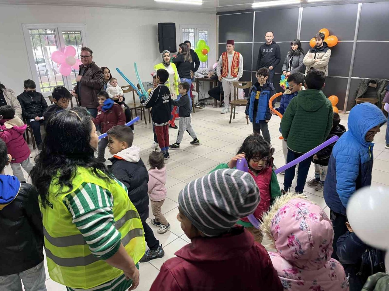 İhtiyaç sahibi aileler ve çocukları unutulmaz bir gün yaşadı