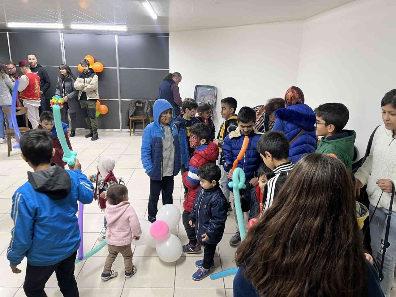 İhtiyaç sahibi aileler ve çocukları unutulmaz bir gün yaşadı