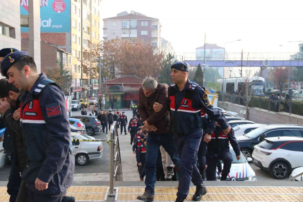 100 milyon TL’lik kablo çaldıkları belirlenen 20 şüpheli adliyede