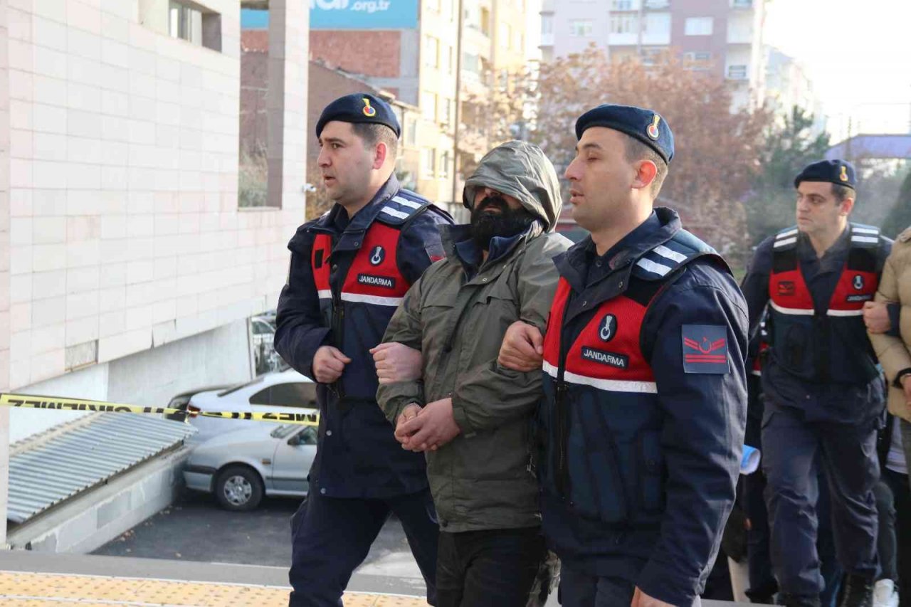 100 milyon TL’lik kablo çaldıkları belirlenen 20 şüpheli adliyede