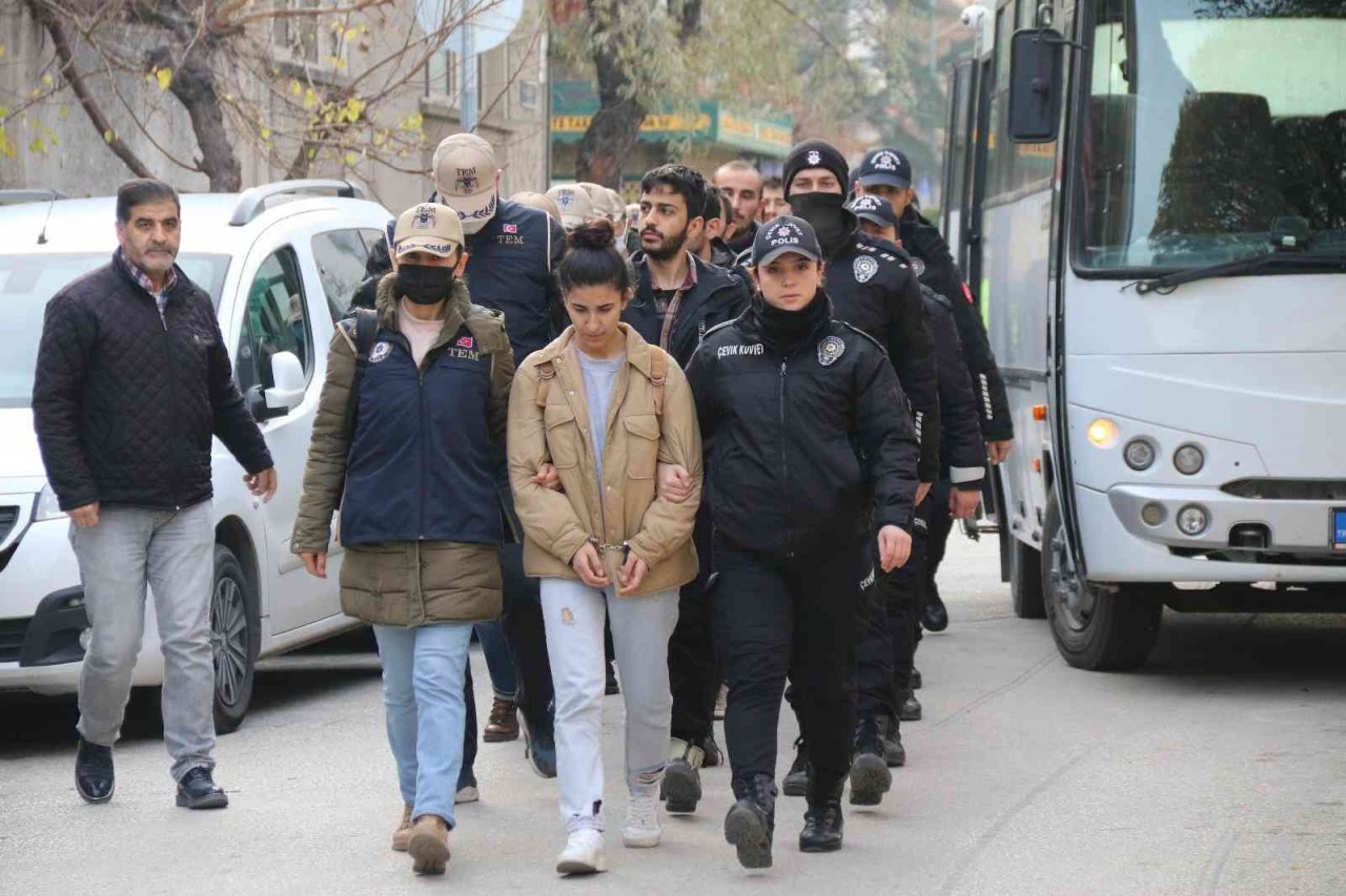 Terör örgütü propagandası zanlıları adliyeye sevk edildi