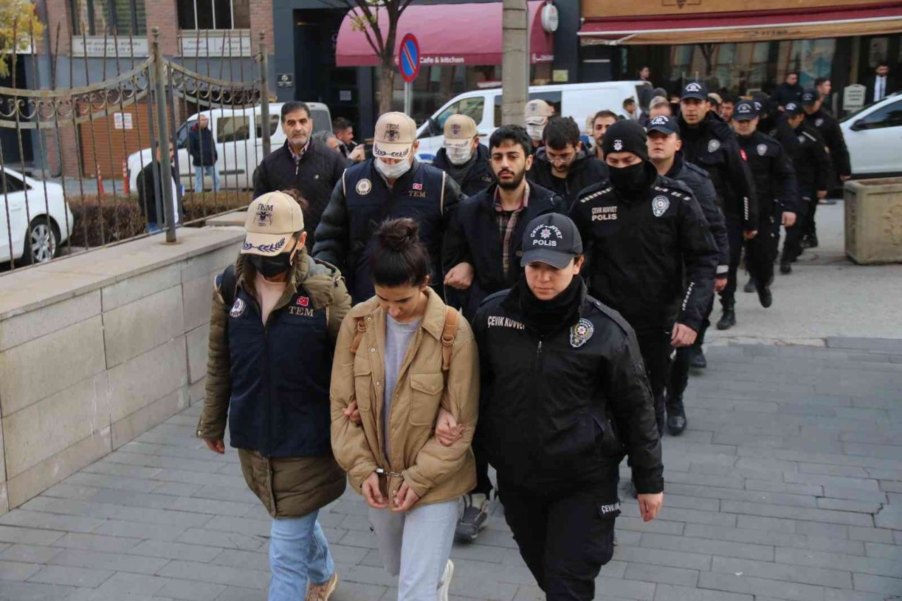 Terör örgütü propagandası zanlıları adliyeye sevk edildi