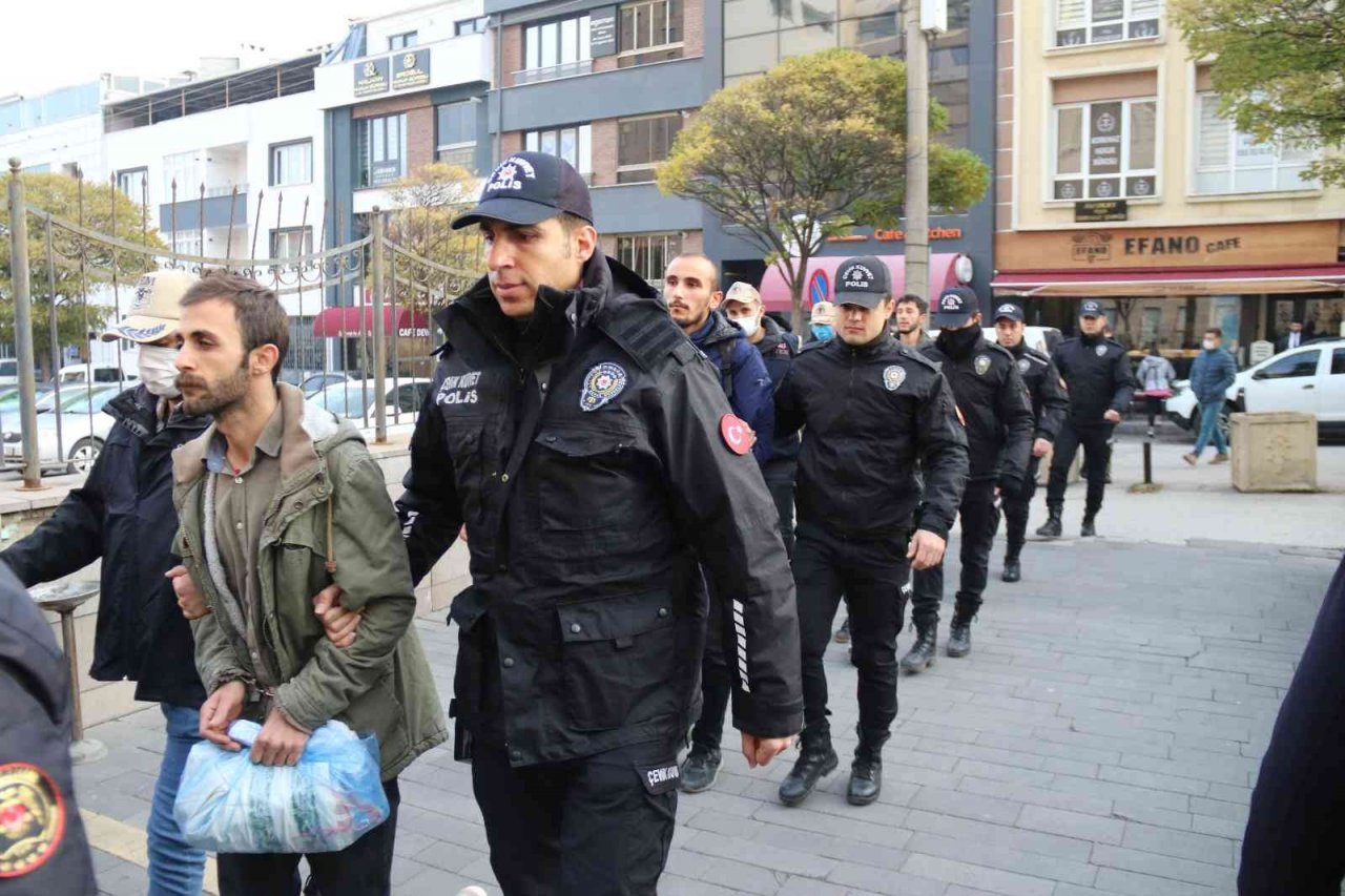 Terör örgütü propagandası zanlıları adliyeye sevk edildi