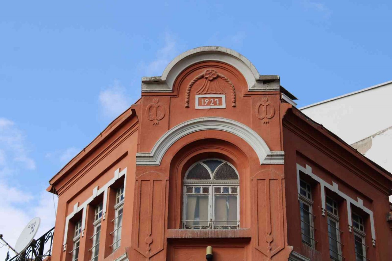 Asırlık bina Hamamyolu’nun tarihine şahitlik etmeye devam ediyor