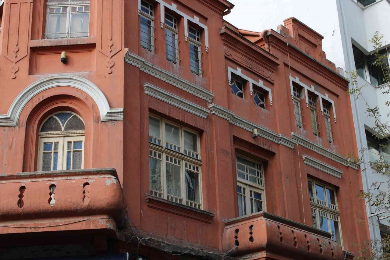 Asırlık bina Hamamyolu’nun tarihine şahitlik etmeye devam ediyor