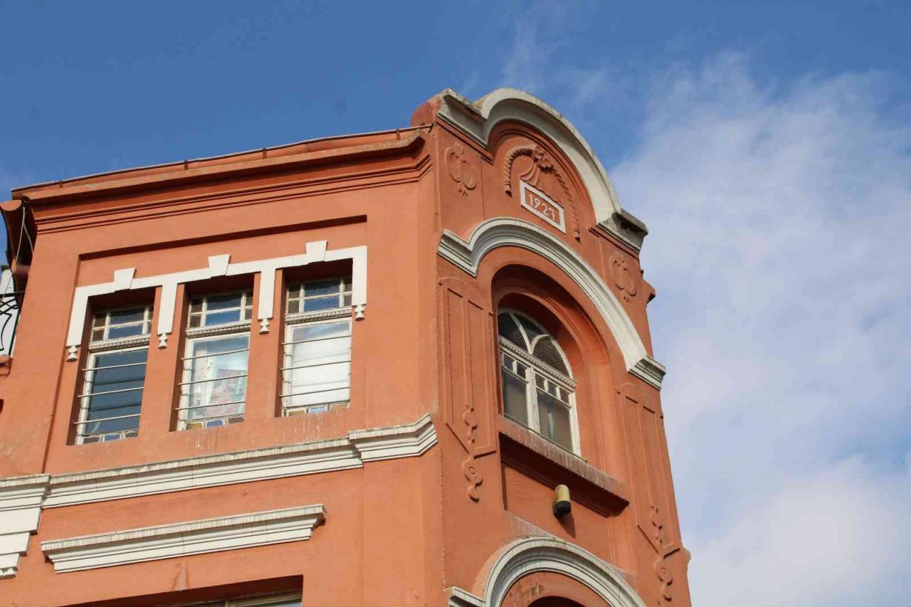 Asırlık bina Hamamyolu’nun tarihine şahitlik etmeye devam ediyor