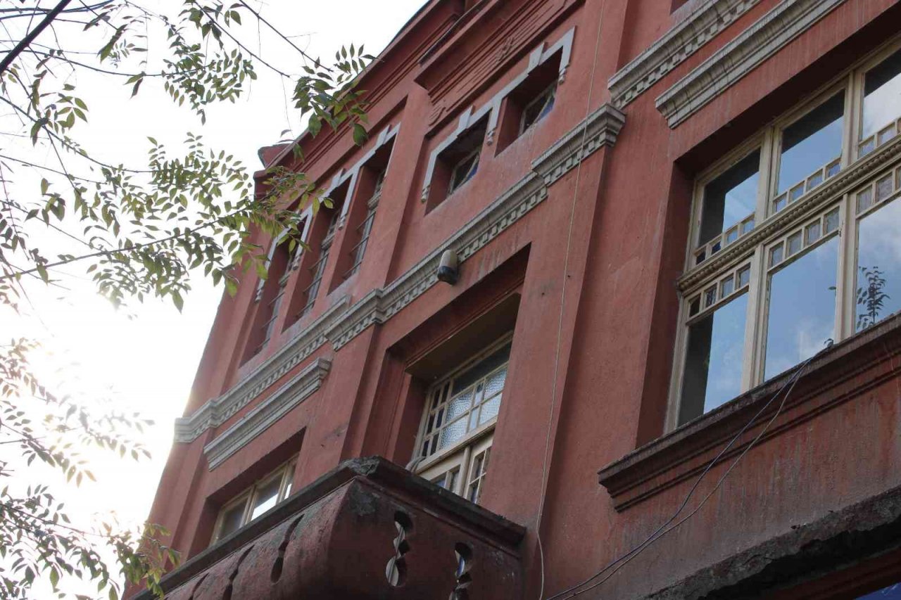 Asırlık bina Hamamyolu’nun tarihine şahitlik etmeye devam ediyor